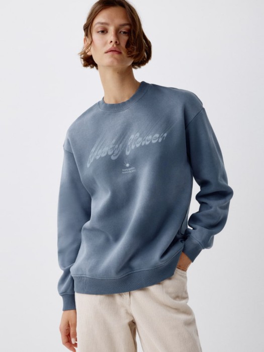 свитшот оверсайз с принтом из хлопка спереди