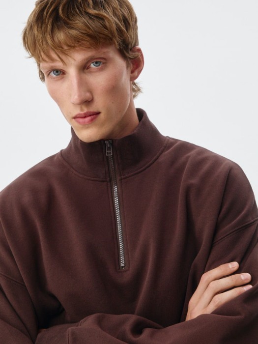 свитшот оверсайз с воротником на молнии из россии вид сбоку