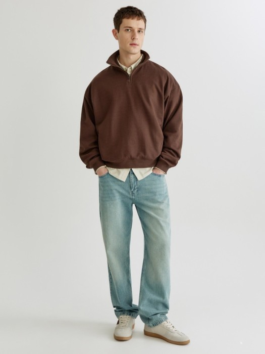 свитшот оверсайз с воротником на молнии от бренда sela вид слева