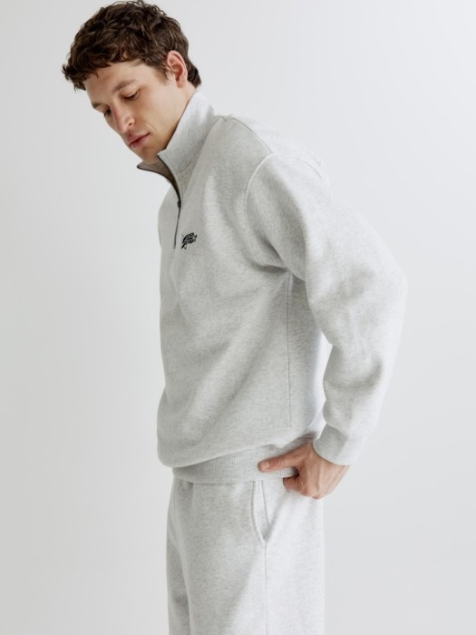 свитшот оверсайз с воротником на молнии из россии вид сбоку