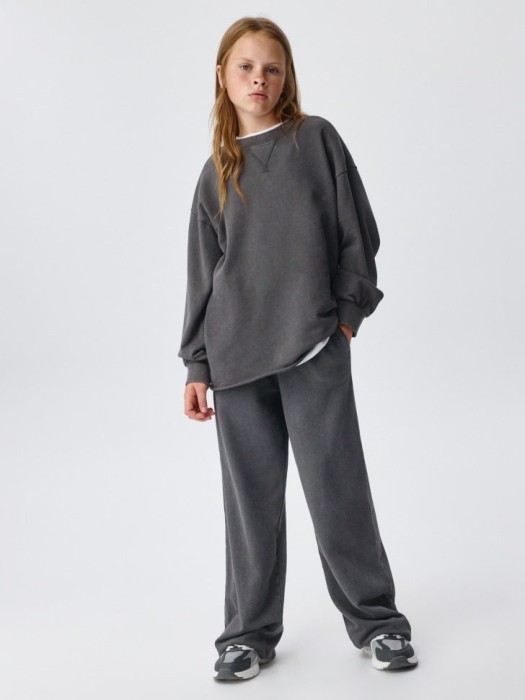 свитшот с кислотной стиркой для девочек от бренда sela вид слева