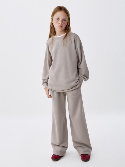 свитшот с кислотной стиркой для девочек от бренда sela вид слева