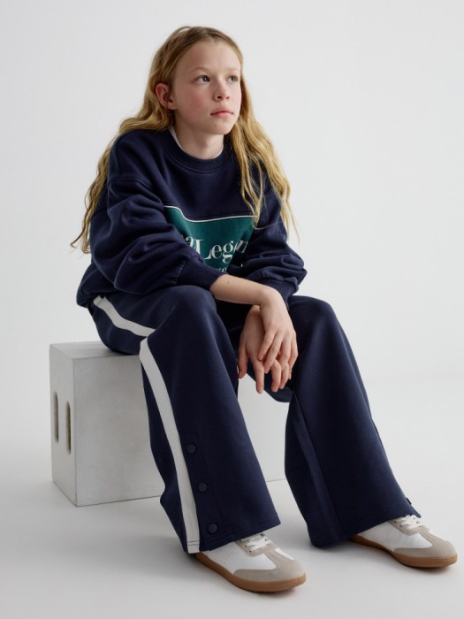 свитшот с принтом для девочек от бренда sela вид слева