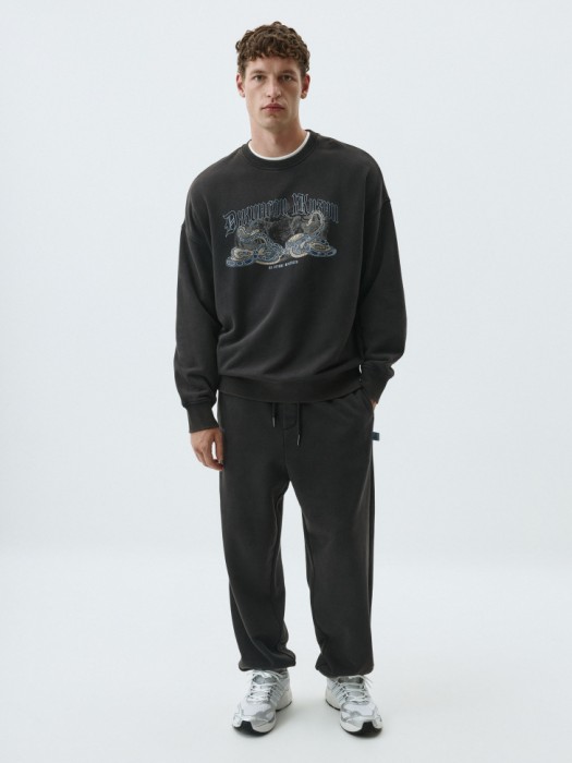 свитшот с принтом из коллаборации  x союзмультфильм от бренда sela вид слева