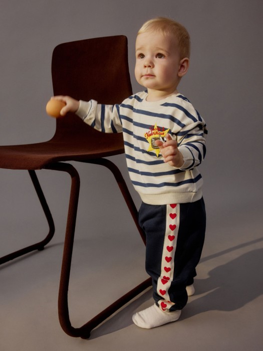 свитшот с вышивкой для малышей от бренда sela вид слева