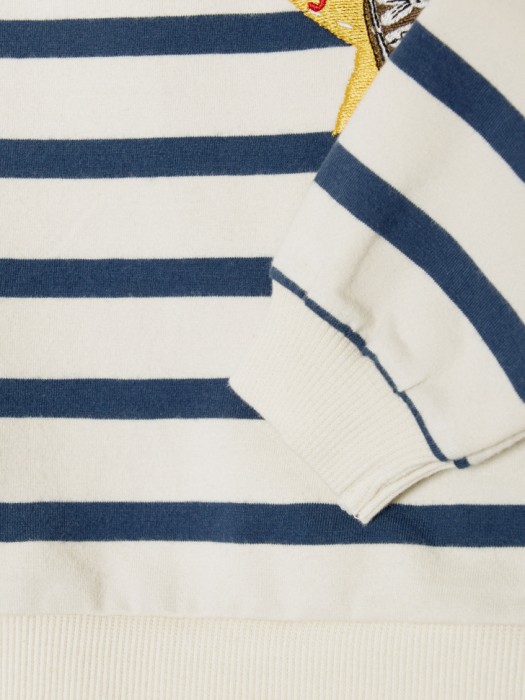 свитшот с вышивкой для малышей из россии вид сбоку