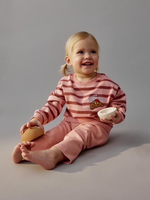 свитшот с вышивкой для малышей от бренда sela вид слева