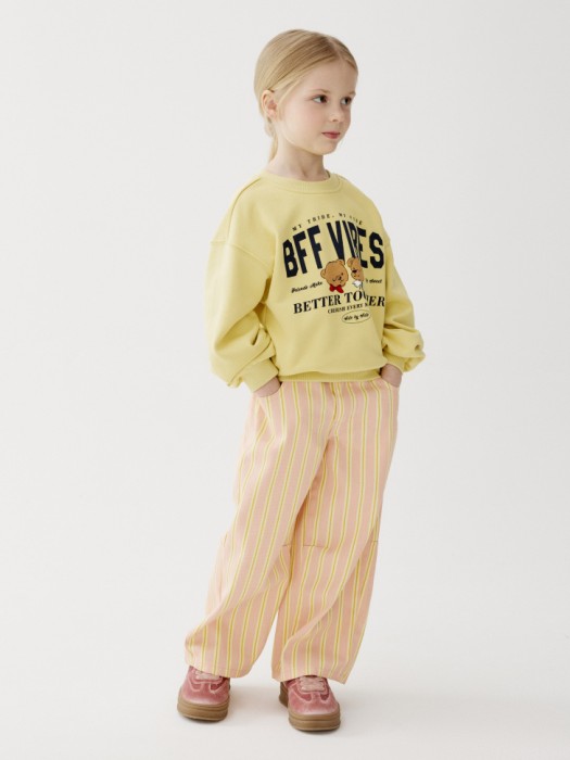 свитшт оверсайз с принтом для девочек от бренда sela вид слева