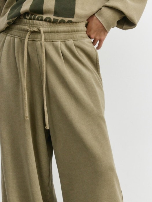 свободные брюки из линейки  young из россии вид сбоку