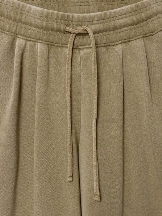 свободные брюки из линейки  young спортивного стиля с лицевой стороны