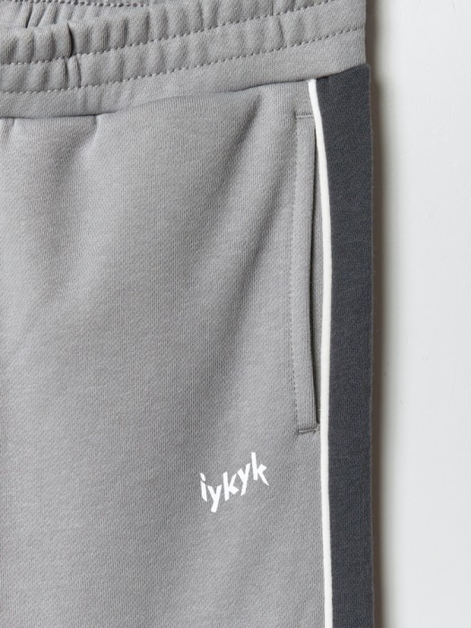 свободные брюки с лампасами для девочек по цене 2299 руб вид справа