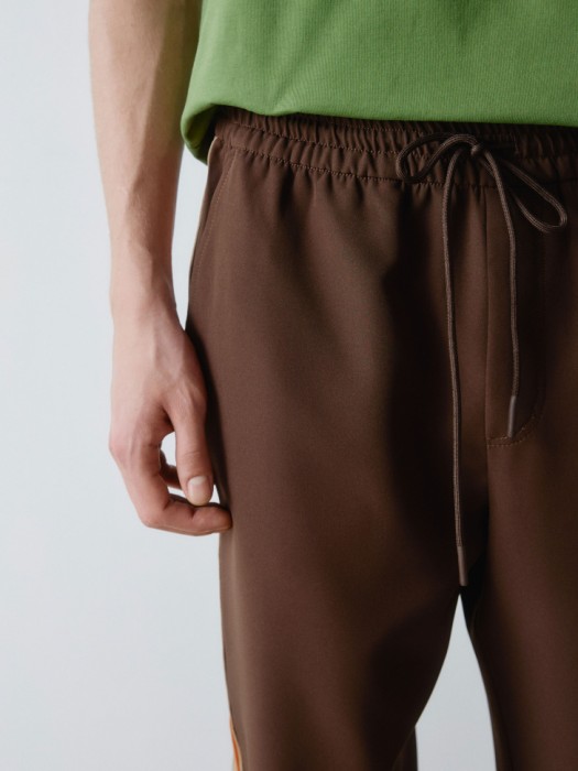 свободные брюки с лампасами из россии вид сбоку