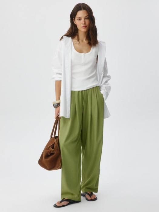 свободные брюки от бренда sela вид слева