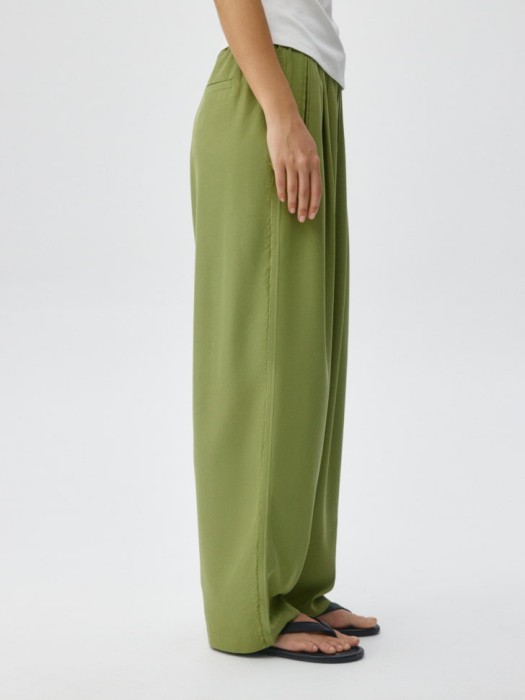 свободные брюки по цене 2499 руб вид справа