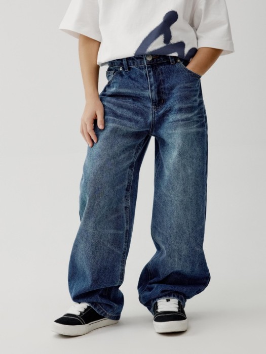свободные джинсы багги детские от бренда sela вид слева