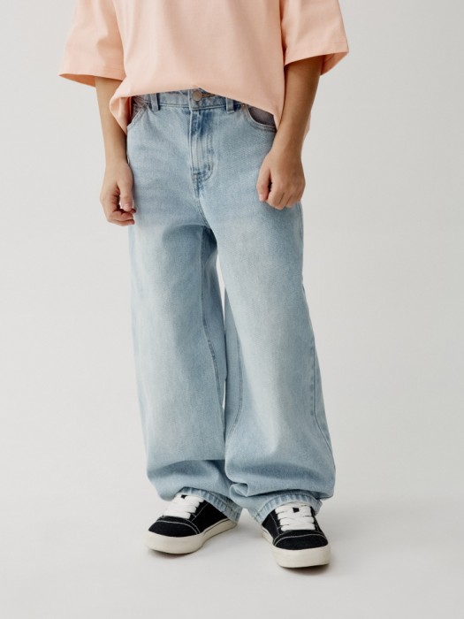 свободные джинсы багги детские от бренда sela вид слева