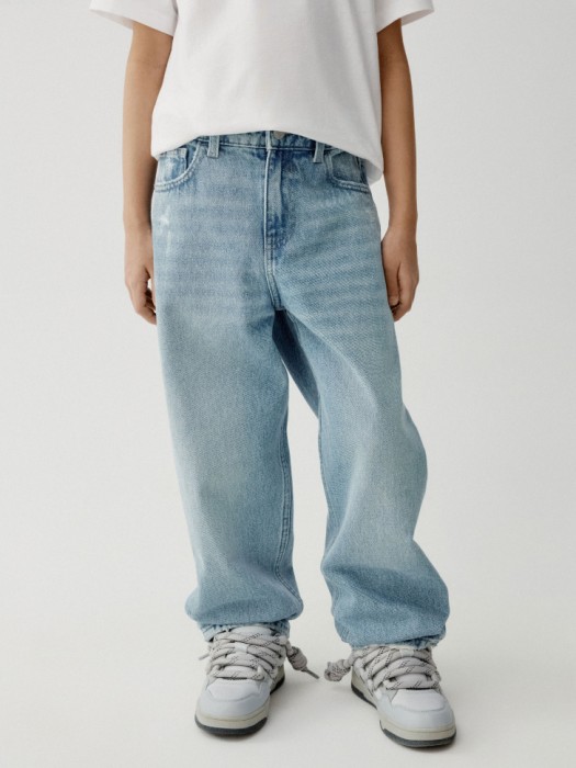 свободные джинсы для мальчиков от бренда sela вид слева