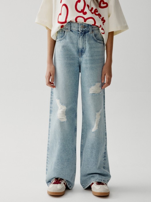 свободные джинсы с потертостями для девочек от бренда sela вид слева