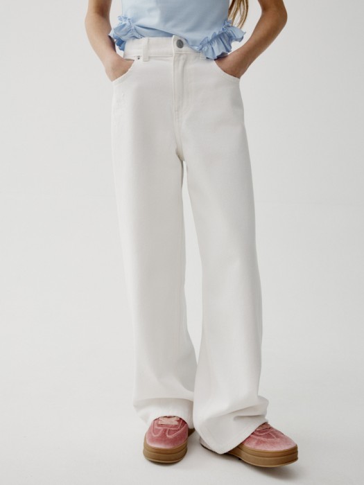 свободные джинсы с потертостями для девочек от бренда sela вид слева