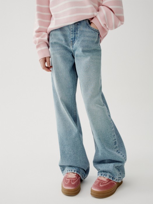 свободные джинсы с потертостями для девочек от бренда sela вид слева