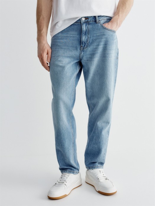 свободные укороченные джинсы со средней посадкой от бренда sela вид слева