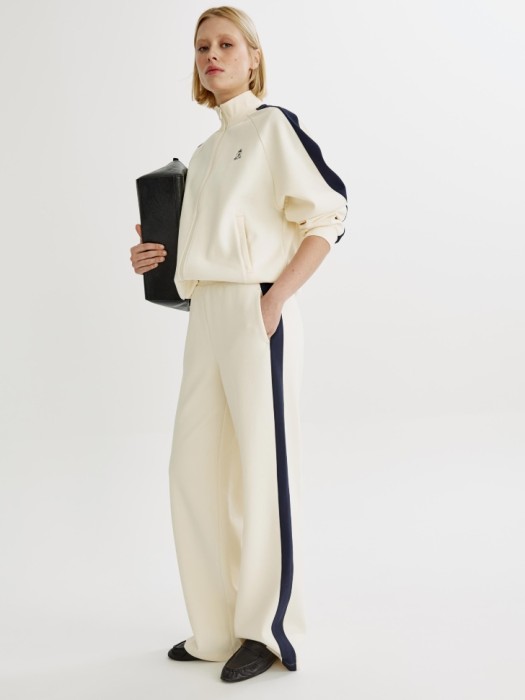 толстовка на молнии оверсайз с вышивкой от бренда sela вид слева