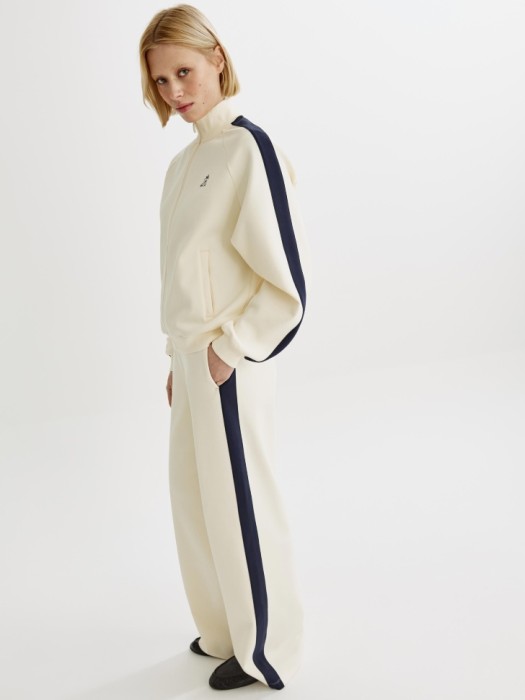 толстовка на молнии оверсайз с вышивкой из россии вид сбоку