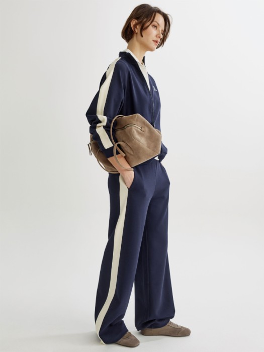 толстовка на молнии оверсайз с вышивкой от бренда sela вид слева