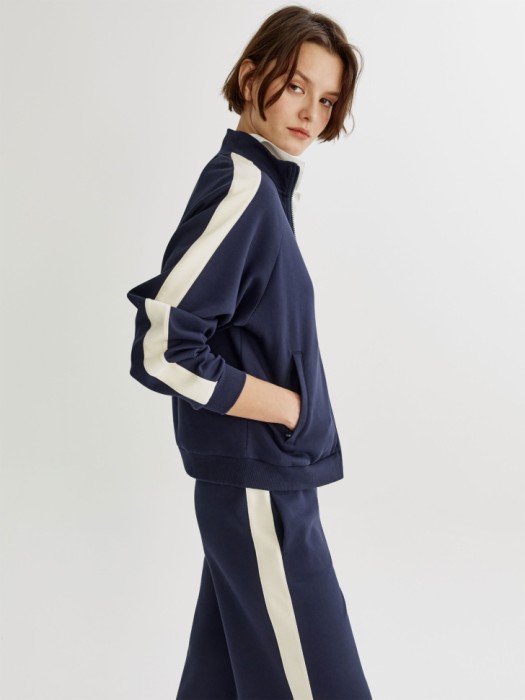 толстовка на молнии оверсайз с вышивкой по цене 3599 руб вид справа