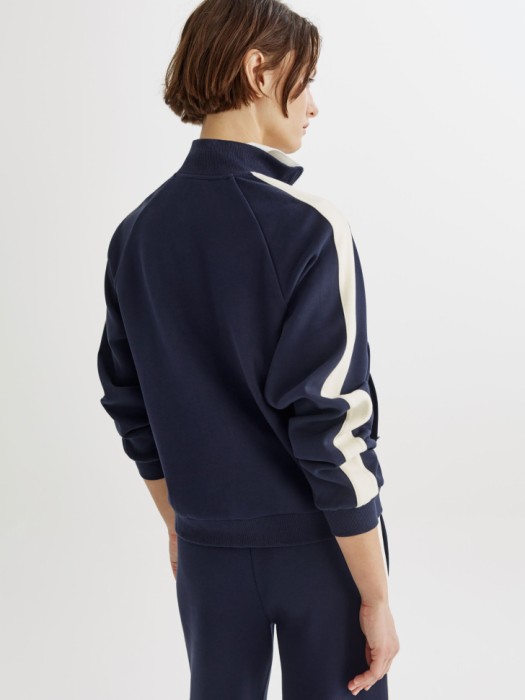 толстовка на молнии оверсайз с вышивкой из россии вид сбоку