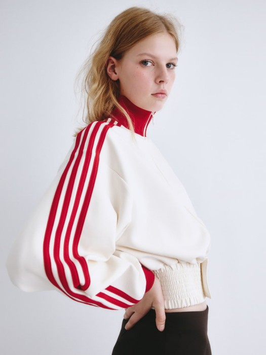 толстовка с лампасами из линейки  young из россии вид сбоку