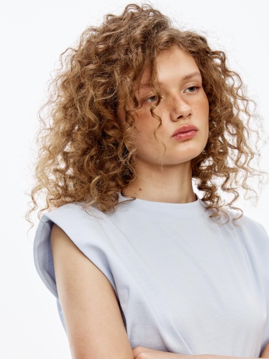 топ оверсайз из линейки  young из россии вид сбоку