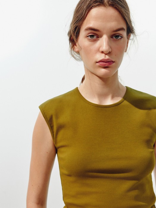 топ приталенный из линейки  young по цене 1299 руб вид справа