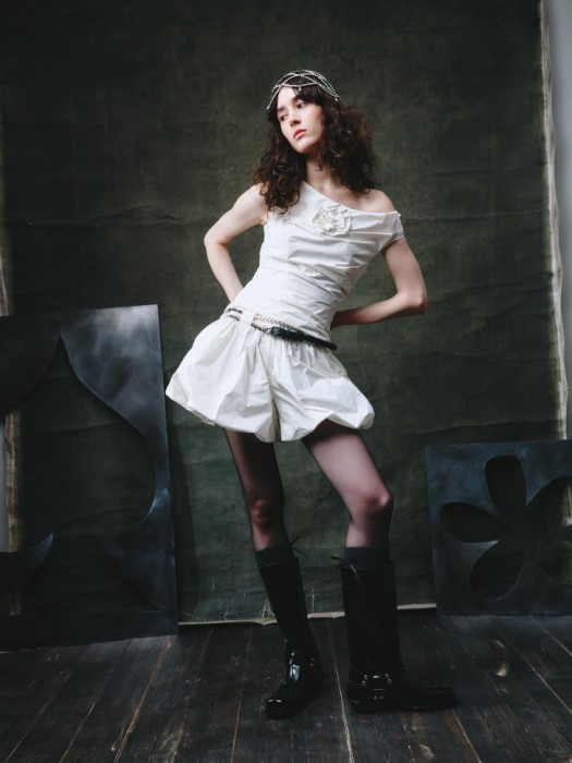 топ с декором из линейки  young от бренда sela вид слева