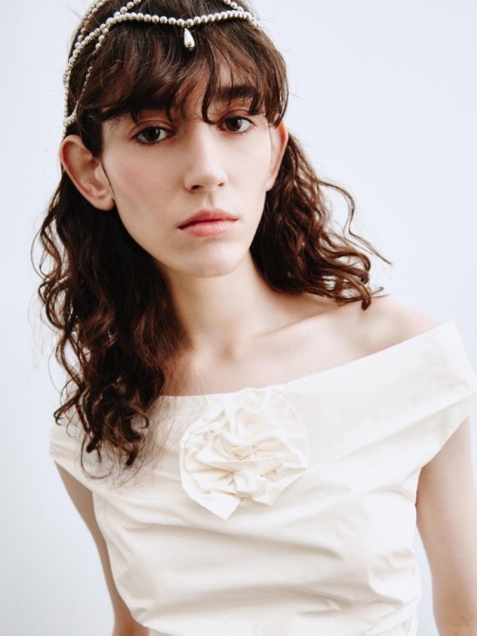 топ с декором из линейки  young из проверенных материалов спереди