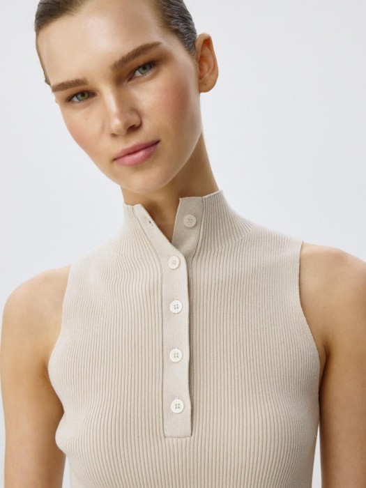 топ с воротником от бренда sela вид слева