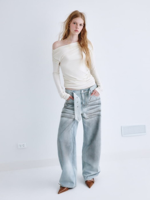 топ со спущенным плечом из линейки  young от бренда sela вид слева