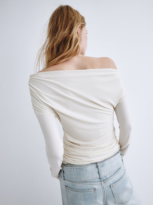 топ со спущенным плечом из линейки  young по цене 1799 руб вид справа