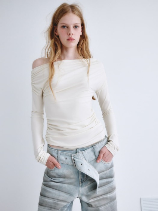 топ со спущенным плечом из линейки  young из россии вид сбоку