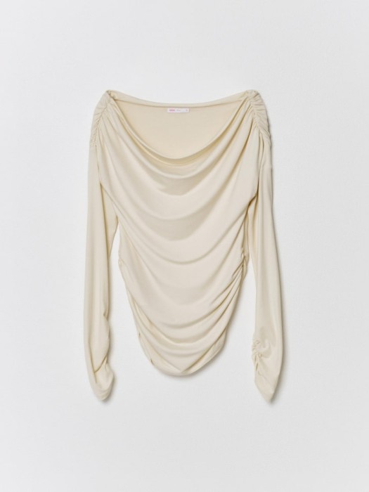 топ со спущенным плечом из линейки  young из проверенных материалов спереди