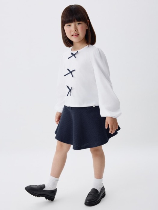 трикотажная блузка с бантиками для девочек от бренда sela вид слева