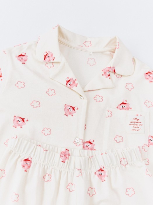 трикотажная пижама для девочек с принтом  x смешарики от бренда sela вид слева