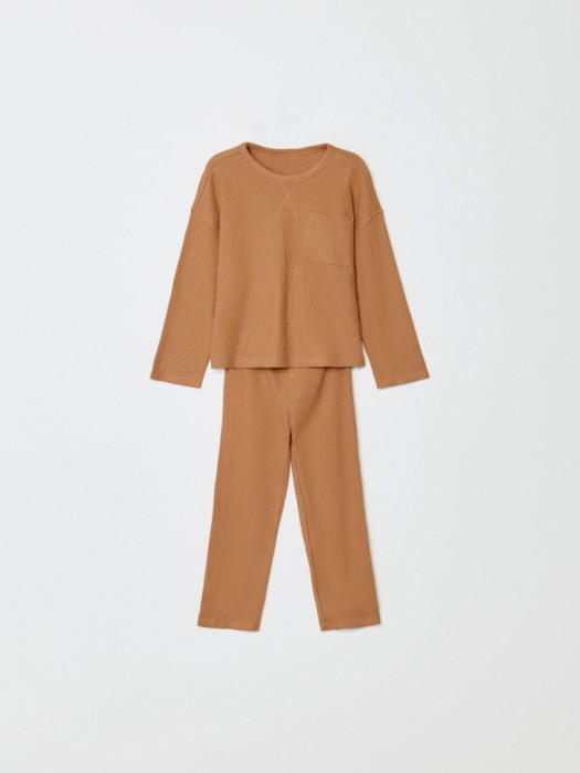 трикотажная пижама для мальчиков от бренда sela вид слева