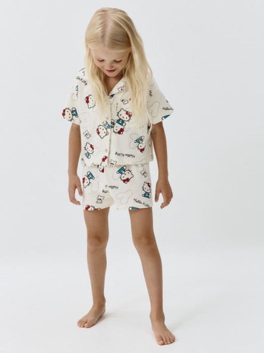 трикотажная пижама с принтом hello kitty для девочек от бренда sela вид слева