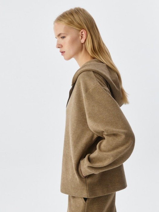 трикотажное худи оверсайз на молнии из россии вид сбоку