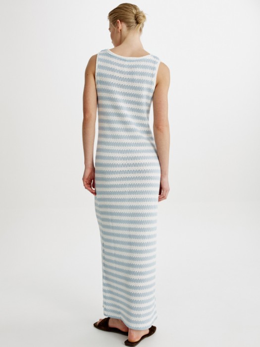 трикотажное платье макси фактурной вязки в полоску по цене 2999 руб вид справа