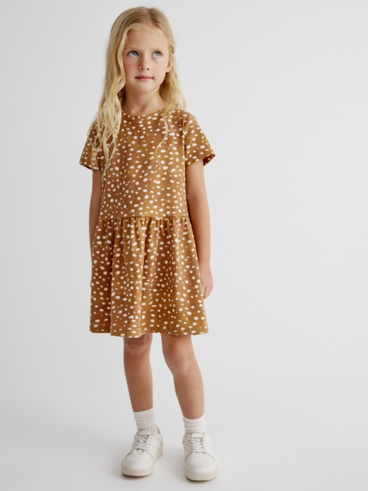 трикотажное платье с принтом для девочек от бренда sela вид слева