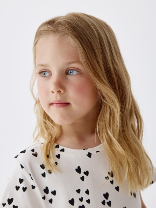 трикотажное платье с принтом для девочек от бренда sela вид слева