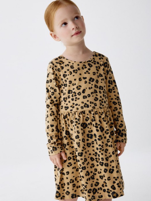 трикотажное платье с принтом для девочек от бренда sela вид слева