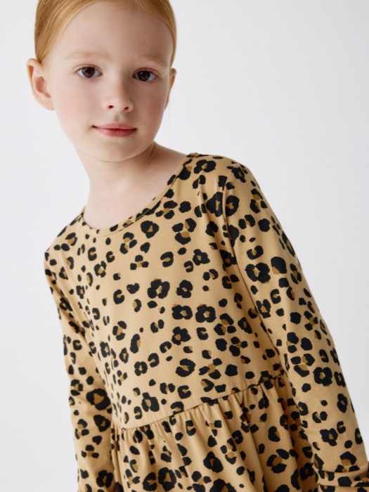 трикотажное платье с принтом для девочек по цене 699 руб вид справа